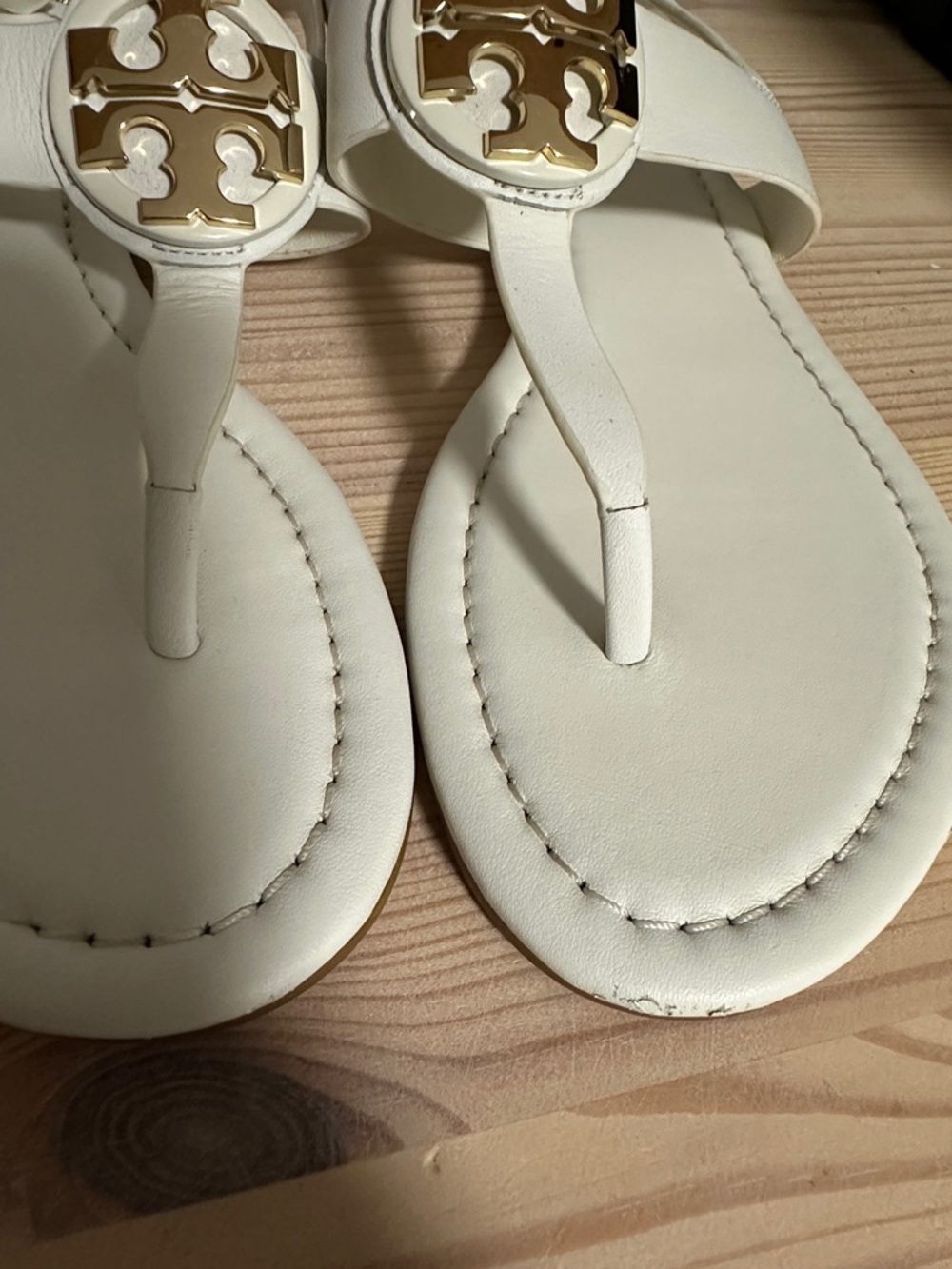 Tory Burch White Leather Logo Thong Sandals with Gold Emblem size 6.5 - Picture 8 of 9